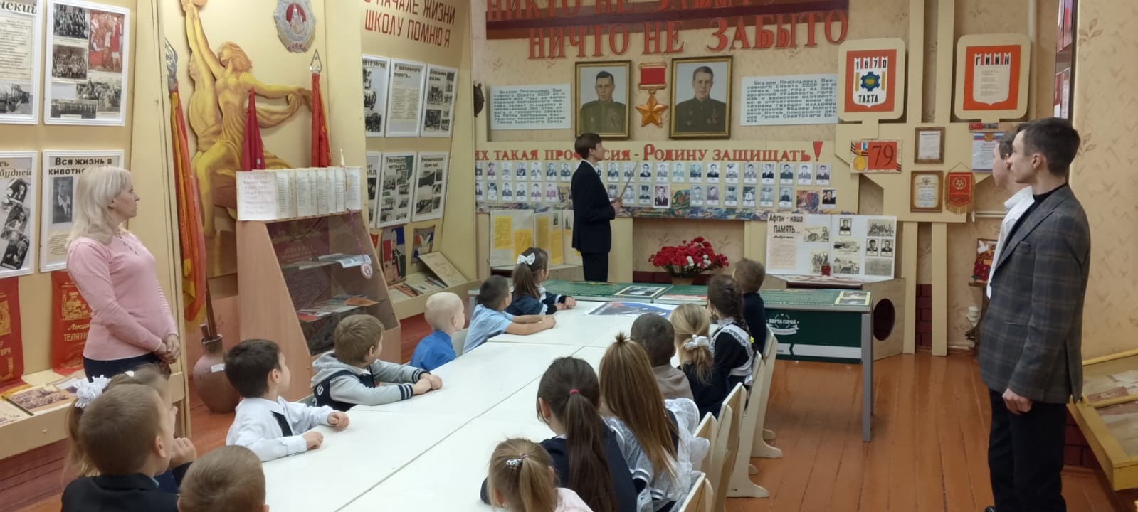 Экскурсия в школьном музее, посвящённая Дню неизвестного солдата.