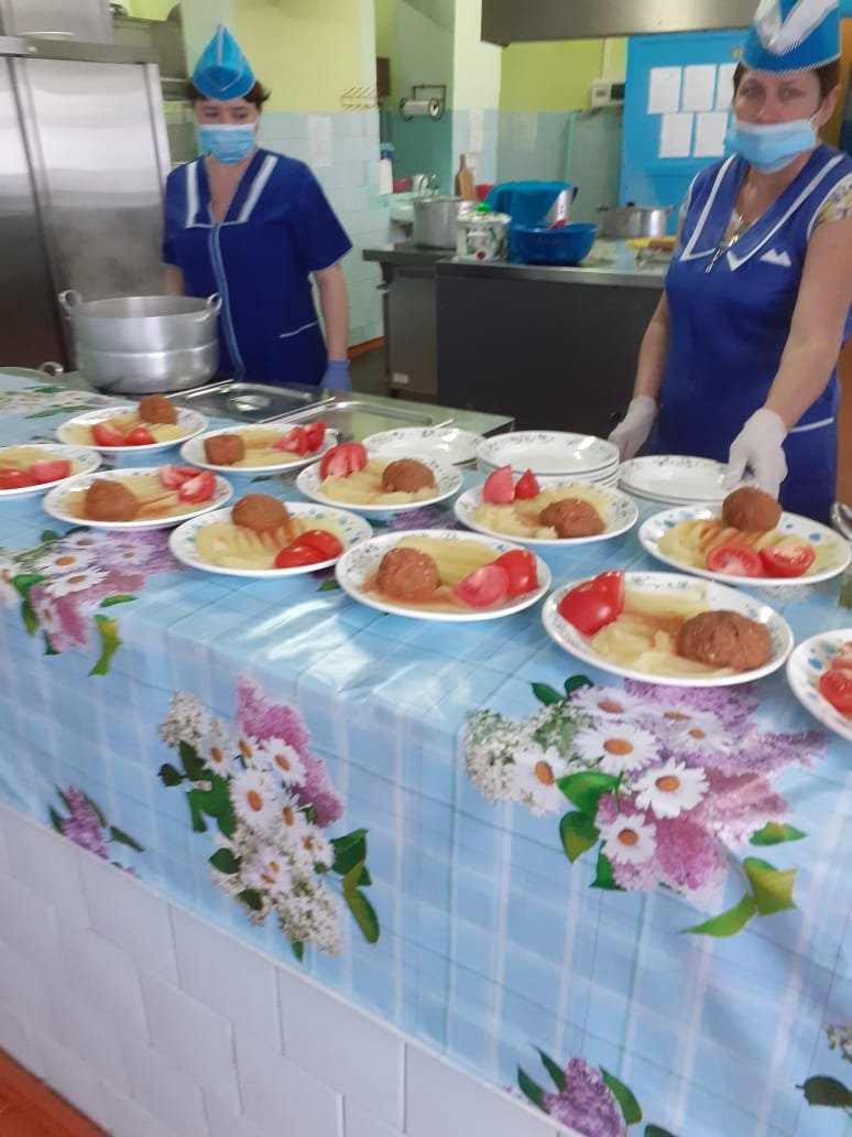 Работники пищеблока.