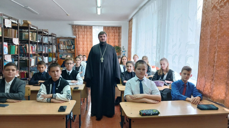 Священник провёл беседу со школьниками о духовности и нравственности.